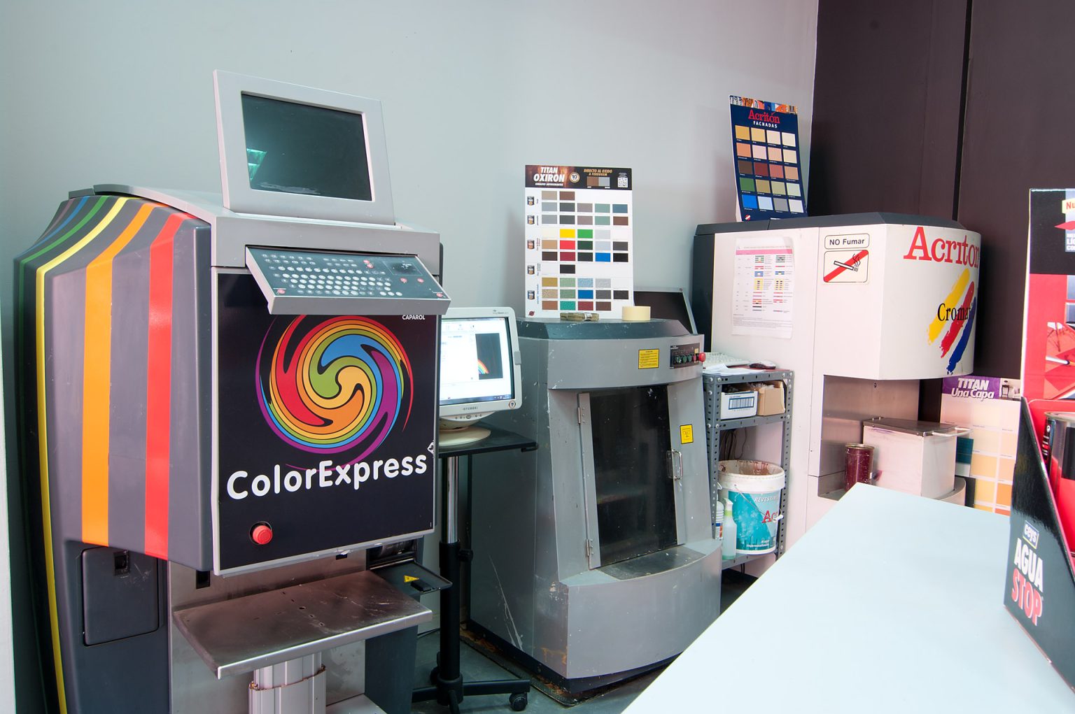 Máquinas para la preparación de pintura de colores, mediante sistema tintométrico